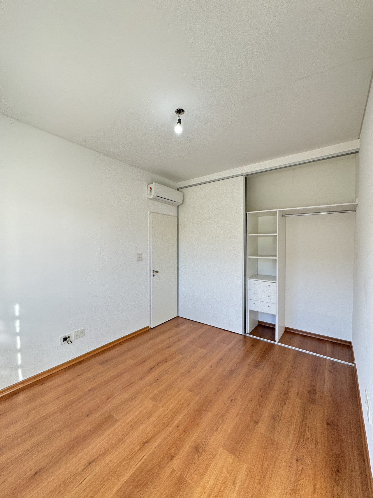 dormitorio placard de techo a piso